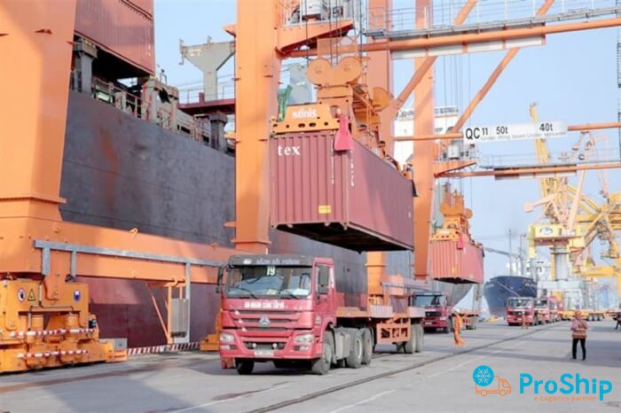 Quy trình xếp dỡ hàng hóa container được thực hiện ra sao?